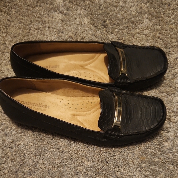 Naturalizer Black Loafers with Moccasin Toe and Flat Soles - Picture 4 of 7